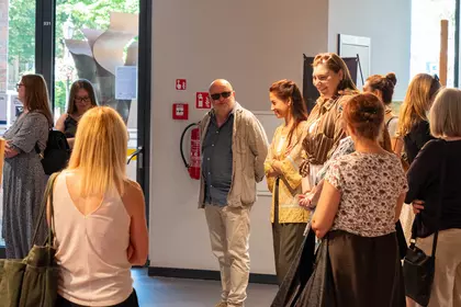 Zwiedzanie Leszczyńskiej Galerii Książki z przewodnikiem.