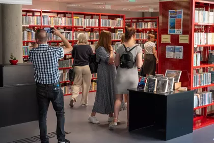 Bibliotekarze zwiedzają dział zbiorów i zapoznają się z ofertą biblioteki.