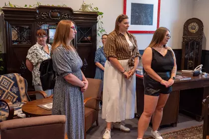 Zwiedzanie Pokoju Stanisława Grochowiaka.