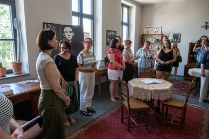 Goście poznają historię i ekspozycję Pokoju Grochowiaka
