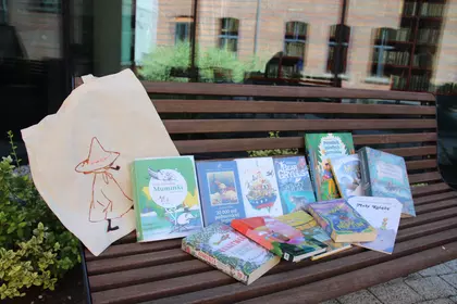 Książki i własnoręcznie ozdobione materiałowe torby ułożone na ławce przed Leszczyńską Galerią Książ