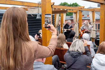 Publiczność podczas koncertu w Czytelni Letniej na dachu Leszczyńskiej Galerii Książki.