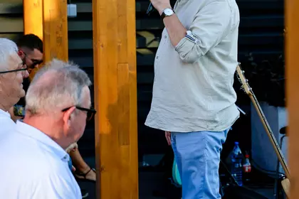 Dyrektor biblioteki otwiera koncert w Czytelni Letniej na dachu LGK.