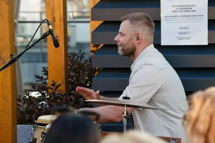 Perkusista zespołu Sejsmograf podczas koncertu w Leszczyńskiej Galerii Książki.