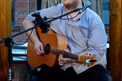 Wokalista i gitarzysta zespołu Sejsmograf podczas koncertu.