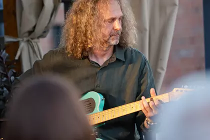 Gitarzysta zespołu Sejsmograf podczas występu na żywo.