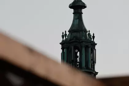 Wieża kościoła widoczna z dachu biblioteki.