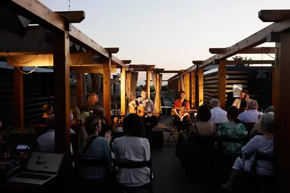 Wieczorny koncert zespołu Sejsmograf na dachu biblioteki.