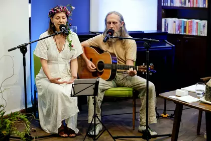Występ muzycznego duetu podczas spotkania „Piękno i nieśmiertelność” w Bibliotece Ratuszowej.