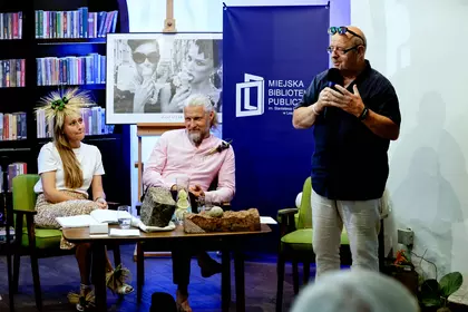 Gabriel Roszak prowadzi rozmowę z gośćmi spotkania „Piękno i nieśmiertelność”.