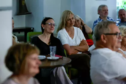 Uczestnicy spotkania słuchają rozmów o sztuce, naturze i pięknie.