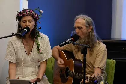 Muzyczny duet wykonuje utwory podczas spotkania w Bibliotece Ratuszowej.