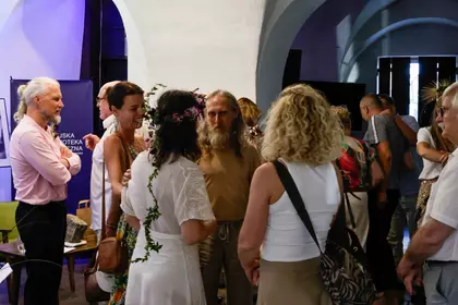 Rozmowy uczestników i gości po spotkaniu w Bibliotece Ratuszowej.
