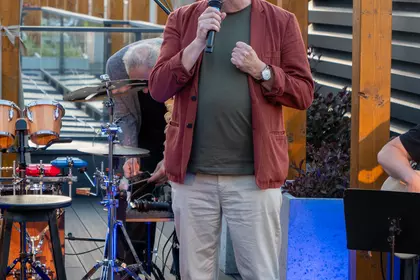 Dyrektor biblioteki otwiera koncert w Czytelni Letniej na dachu LGK.