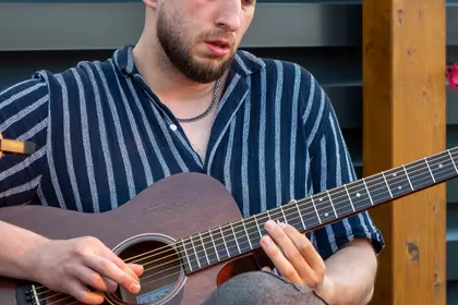 Gitarzysta gra podczas koncertu Dobrych Myśli.