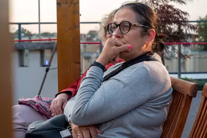 Uczestniczka koncertu słucha występu z uwagą.