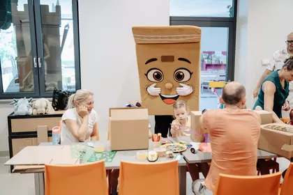 Tektuś odwiedza uczestników warsztatów plastycznych.