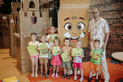 Uczestnicy wydarzenia pozują z książkami o Tektusiu.