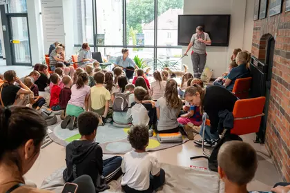 Spotkanie z psami ze schroniska zgromadziło liczną publiczność.