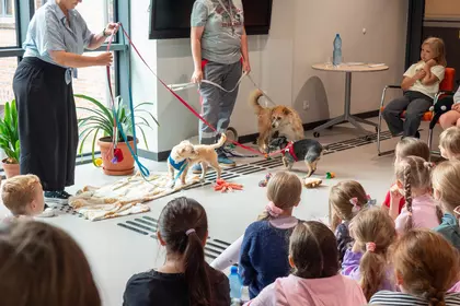 Psy ze schroniska odwiedziły dzieci w bibliotece.