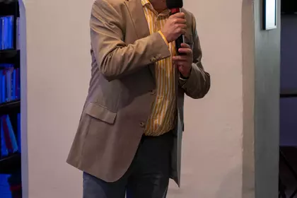Dyrektor przemawia do uczestników spotkania w Bibliotece Ratuszowej.
