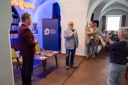 Goście zabierają głos podczas premiery albumu Łukasza Małkiewicza.