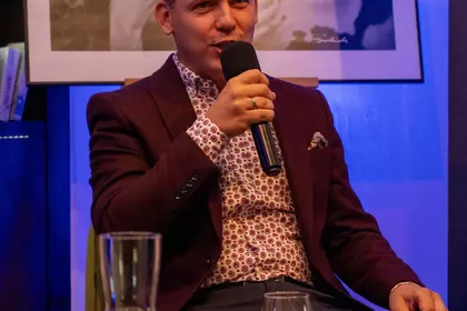 Zbliżenie na autora podczas spotkania autorskiego.