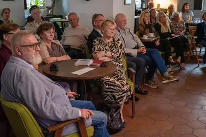 Publiczność zgromadzona na premierze albumu fotograficznego.