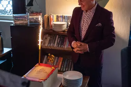 Łukasz Małkiewicz przy jubileuszowym torcie.