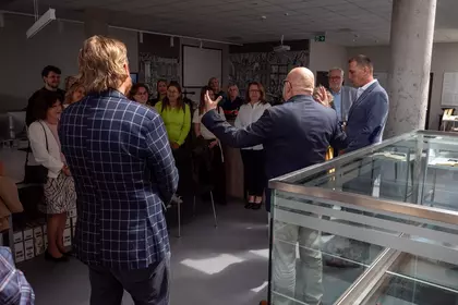 Goście słuchają opowieści o historii rodziny Rzepków.