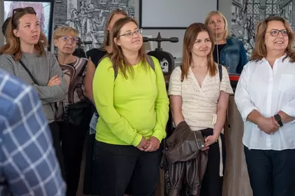 Goście zwiedzają nową ekspozycję poświęconą rodzinie Rzepków.