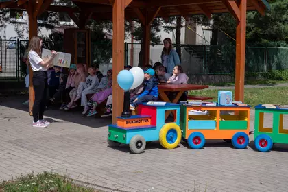 Kolorowa Bajkomotywa podczas spotkania czytelniczego na Zatorzu.