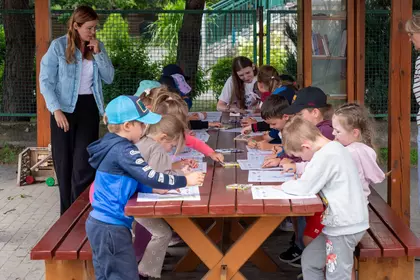 Dzieci wykonują prace plastyczne podczas zajęć Bajkomotywy.