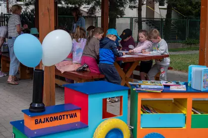 Biblioteczny pociąg Bajkomotywa podczas wakacyjnego spotkania na Zatorzu.