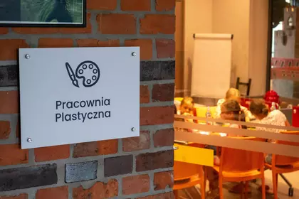 Tabliczka „Pracownia Plastyczna” przy wejściu do sali zajęć.
