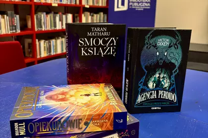 Nowości fantasy dla młodzieży prezentowane w bibliotece.