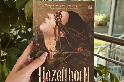 Książka „Hazelthorn” prezentowana przy bibliotecznych roślinach.