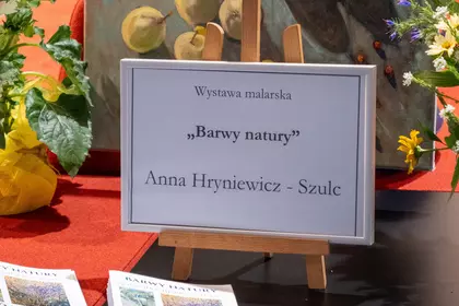 Tabliczka informująca o wystawie „Barwy natury” Anny Hryniewicz-Szulc.