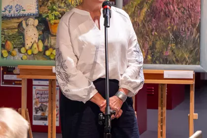 Anna Hryniewicz-Szulc przemawia podczas wernisażu swojej wystawy.