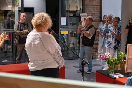 Anna Hryniewicz-Szulc przemawia do uczestników wernisażu wystawy.