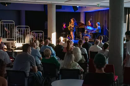 Koncert zespołu O.N.E. oglądany z tylnej części sali.