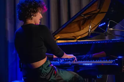 Pianistka zespołu O.N.E. podczas koncertu jazzowego.