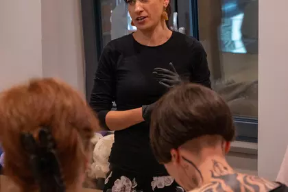 Prowadząca omawia zasady pracy podczas warsztatów z żywicą epoksydową.