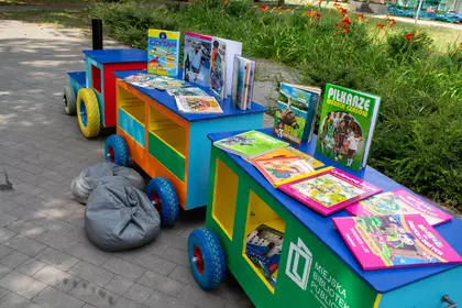 Książki dla dzieci prezentowane na wagonach bibliotecznej Bajkomotywy.