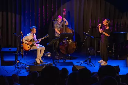 Jazzowe trio podczas koncertu na scenie Leszczyńskiej Galerii Książki