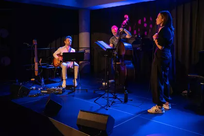 Kostka/Rassek Trio podczas koncertu w bibliotece
