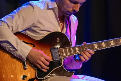 Gitarzysta gra na gitarze podczas występu