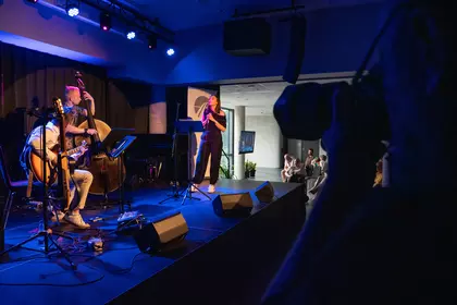 Fotograf dokumentuje koncert jazzowy w bibliotece