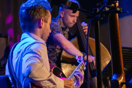 Gitarzysta i kontrabasista podczas wspólnej improwizacji