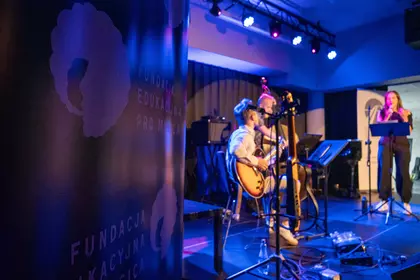 Baner Fundacji Edukacyjnej Pro Musica podczas koncertu